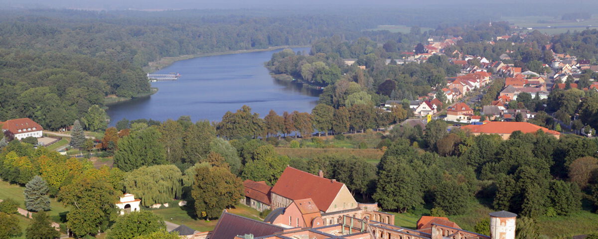 Kloster- und Schlossanlage Dargun mit Blick auf den Klostersee